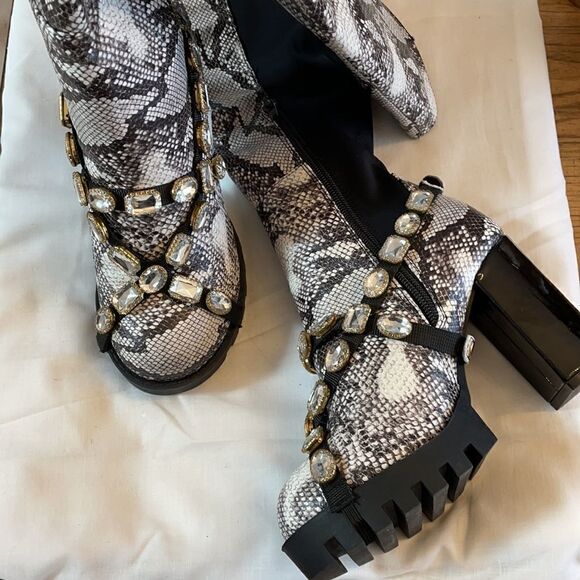 WILD DIVA SNAKESKIN MOTIF BOOTS.  NEW - Picture 4 of 8